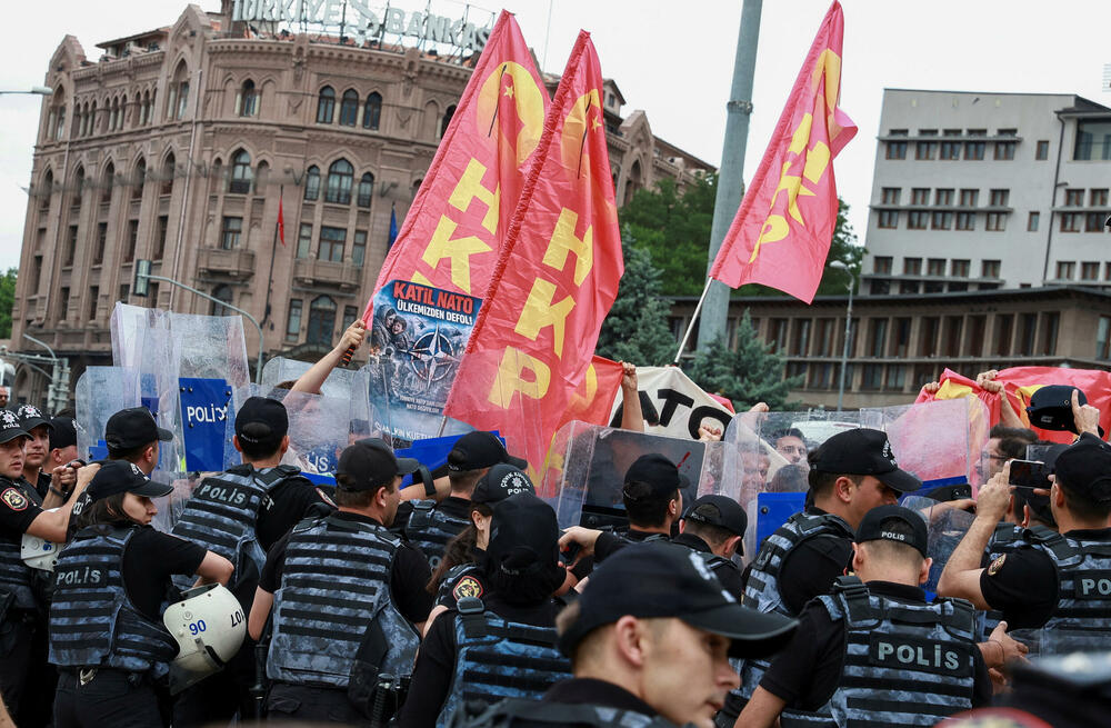 <p>Na odvojenom protestu koji je organizovala Komunistička partija Turske (TKP), stotine ljudi marširale su od istanbulskog trga Taksim do Dolmabahčea. U okrugu Kadikoj održana su i dva odvojena protesta u organizaciji ljevičarskih grupa. Uprkos velikom prisustvu policije, tokom protesta u Istanbulu nije bilo sukoba</p>