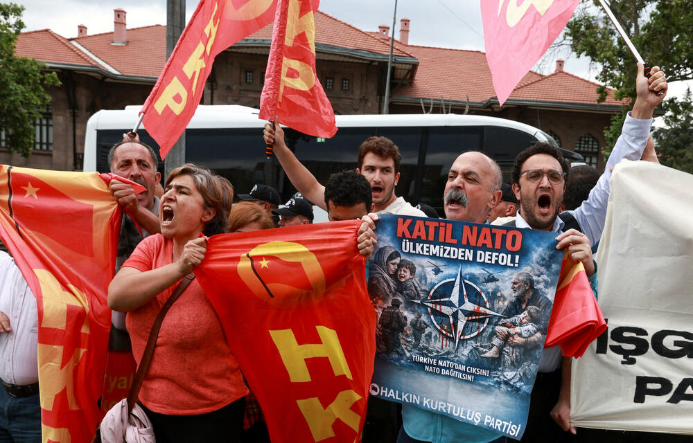 <p>Na odvojenom protestu koji je organizovala Komunistička partija Turske (TKP), stotine ljudi marširale su od istanbulskog trga Taksim do Dolmabahčea. U okrugu Kadikoj održana su i dva odvojena protesta u organizaciji ljevičarskih grupa. Uprkos velikom prisustvu policije, tokom protesta u Istanbulu nije bilo sukoba</p>
