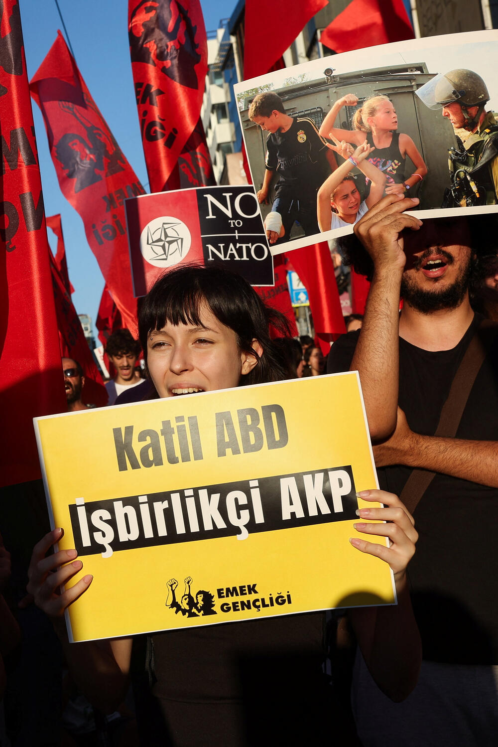 <p>Na odvojenom protestu koji je organizovala Komunistička partija Turske (TKP), stotine ljudi marširale su od istanbulskog trga Taksim do Dolmabahčea. U okrugu Kadikoj održana su i dva odvojena protesta u organizaciji ljevičarskih grupa. Uprkos velikom prisustvu policije, tokom protesta u Istanbulu nije bilo sukoba</p>