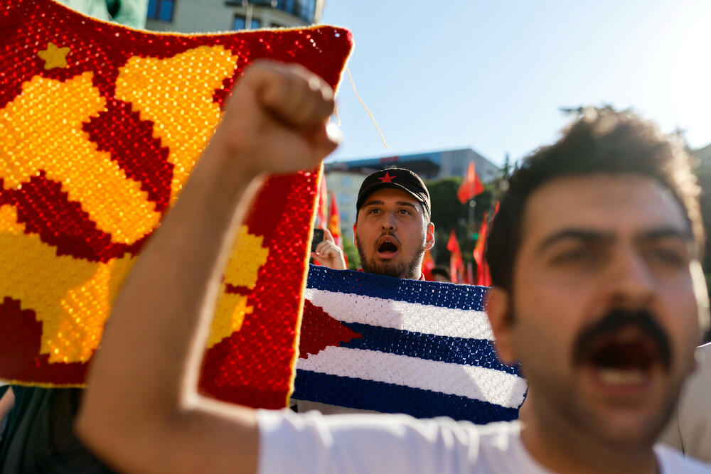 <p>Na odvojenom protestu koji je organizovala Komunistička partija Turske (TKP), stotine ljudi marširale su od istanbulskog trga Taksim do Dolmabahčea. U okrugu Kadikoj održana su i dva odvojena protesta u organizaciji ljevičarskih grupa. Uprkos velikom prisustvu policije, tokom protesta u Istanbulu nije bilo sukoba</p>