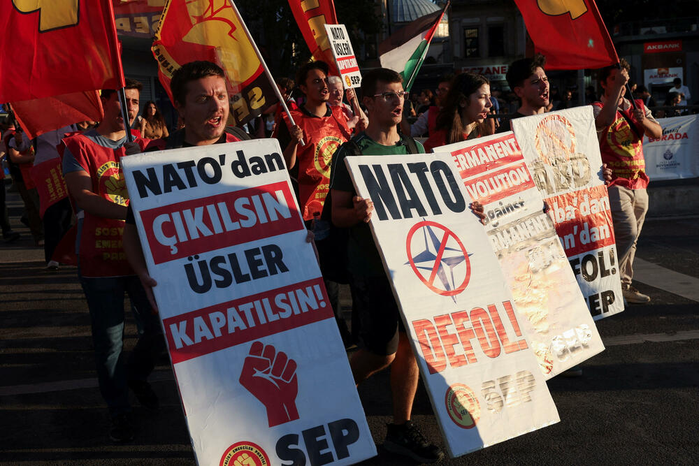 <p>Na odvojenom protestu koji je organizovala Komunistička partija Turske (TKP), stotine ljudi marširale su od istanbulskog trga Taksim do Dolmabahčea. U okrugu Kadikoj održana su i dva odvojena protesta u organizaciji ljevičarskih grupa. Uprkos velikom prisustvu policije, tokom protesta u Istanbulu nije bilo sukoba</p>