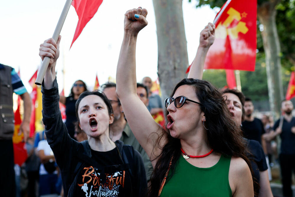 <p>Na odvojenom protestu koji je organizovala Komunistička partija Turske (TKP), stotine ljudi marširale su od istanbulskog trga Taksim do Dolmabahčea. U okrugu Kadikoj održana su i dva odvojena protesta u organizaciji ljevičarskih grupa. Uprkos velikom prisustvu policije, tokom protesta u Istanbulu nije bilo sukoba</p>