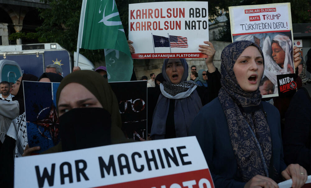 <p>Na odvojenom protestu koji je organizovala Komunistička partija Turske (TKP), stotine ljudi marširale su od istanbulskog trga Taksim do Dolmabahčea. U okrugu Kadikoj održana su i dva odvojena protesta u organizaciji ljevičarskih grupa. Uprkos velikom prisustvu policije, tokom protesta u Istanbulu nije bilo sukoba</p>