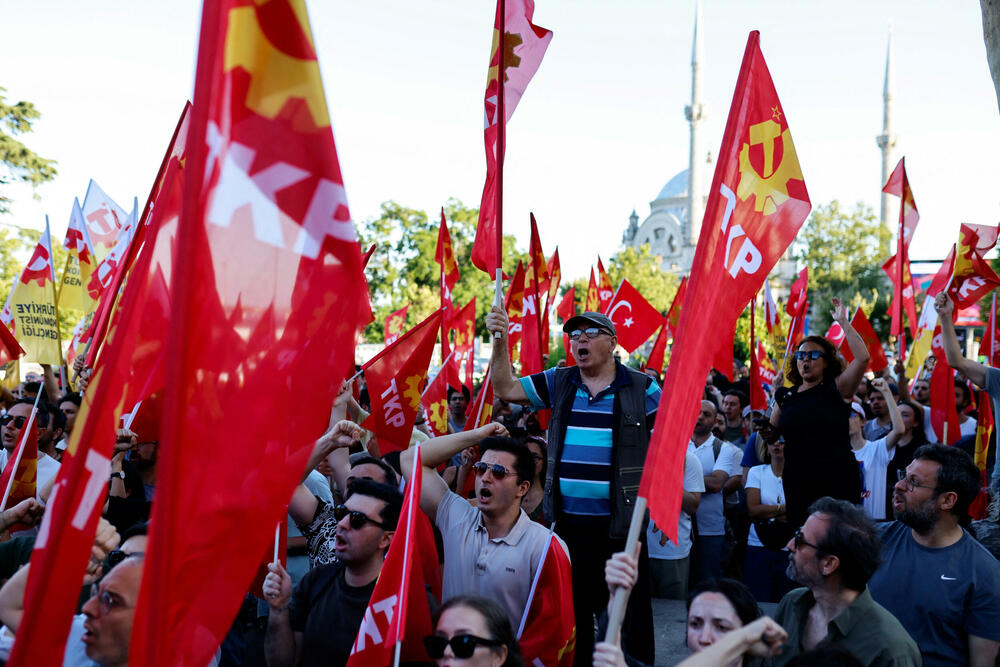 <p>Na odvojenom protestu koji je organizovala Komunistička partija Turske (TKP), stotine ljudi marširale su od istanbulskog trga Taksim do Dolmabahčea. U okrugu Kadikoj održana su i dva odvojena protesta u organizaciji ljevičarskih grupa. Uprkos velikom prisustvu policije, tokom protesta u Istanbulu nije bilo sukoba</p>