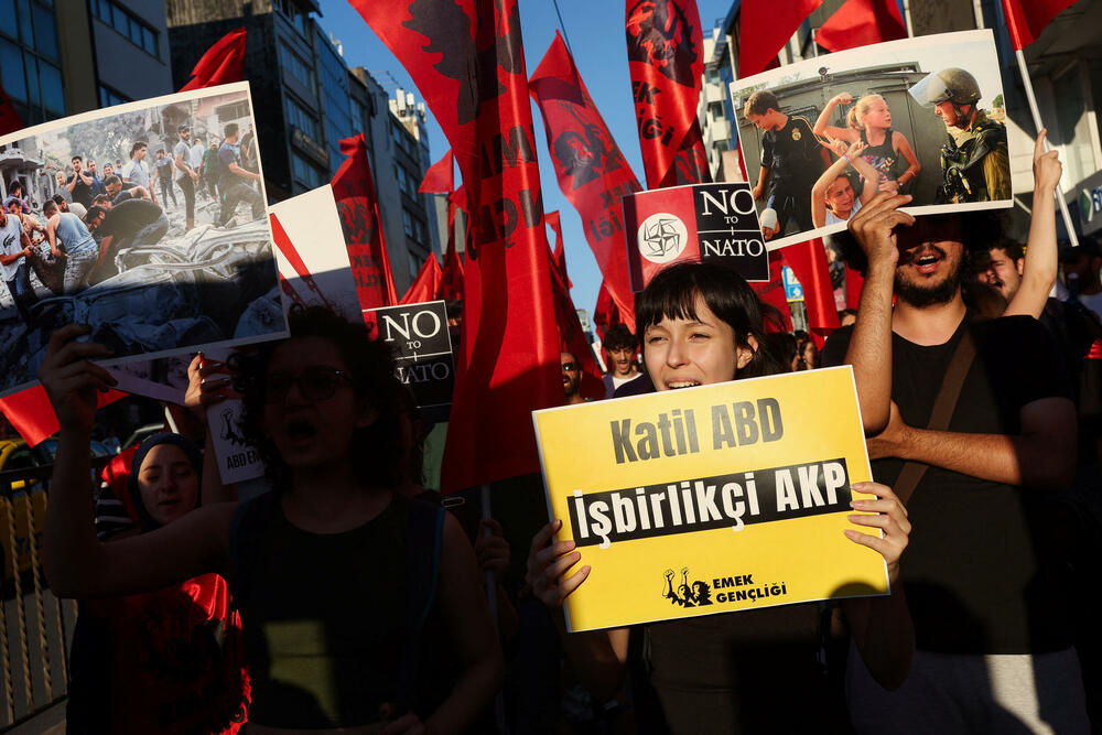 <p>Na odvojenom protestu koji je organizovala Komunistička partija Turske (TKP), stotine ljudi marširale su od istanbulskog trga Taksim do Dolmabahčea. U okrugu Kadikoj održana su i dva odvojena protesta u organizaciji ljevičarskih grupa. Uprkos velikom prisustvu policije, tokom protesta u Istanbulu nije bilo sukoba</p>