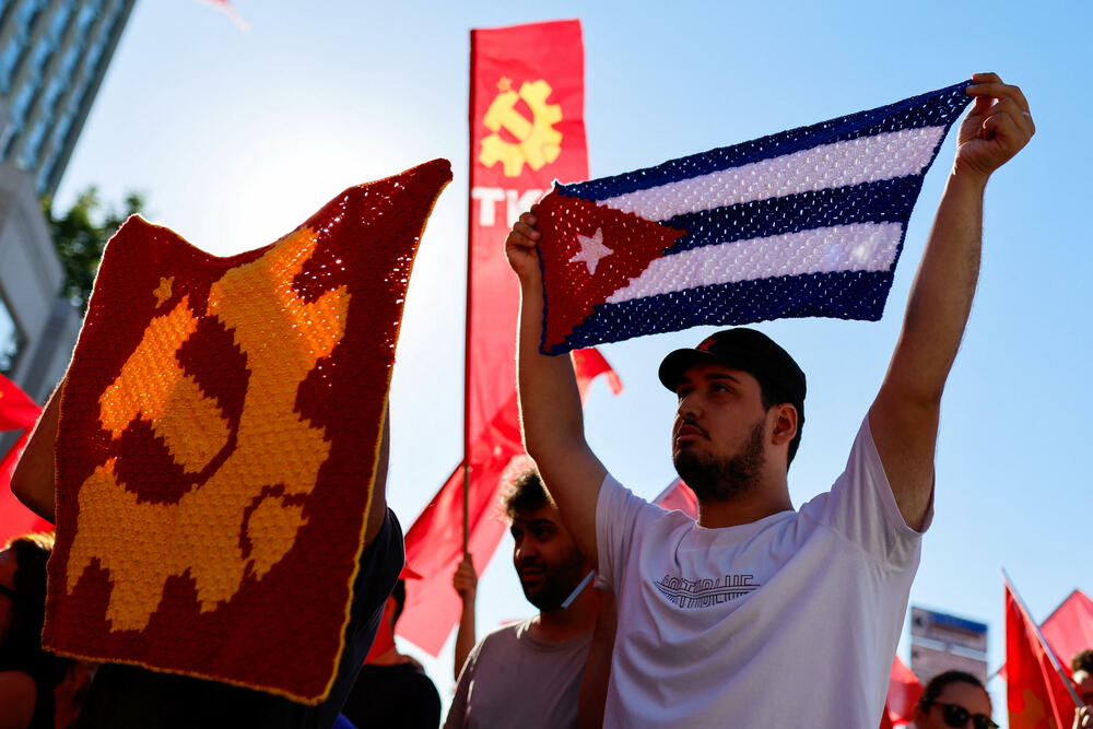 <p>Na odvojenom protestu koji je organizovala Komunistička partija Turske (TKP), stotine ljudi marširale su od istanbulskog trga Taksim do Dolmabahčea. U okrugu Kadikoj održana su i dva odvojena protesta u organizaciji ljevičarskih grupa. Uprkos velikom prisustvu policije, tokom protesta u Istanbulu nije bilo sukoba</p>