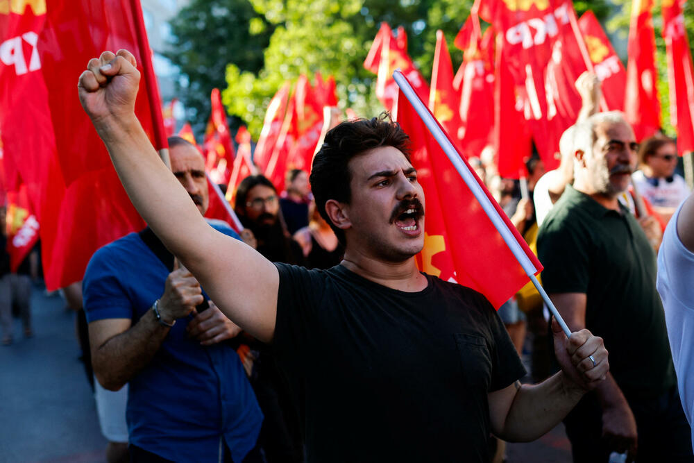 <p>Na odvojenom protestu koji je organizovala Komunistička partija Turske (TKP), stotine ljudi marširale su od istanbulskog trga Taksim do Dolmabahčea. U okrugu Kadikoj održana su i dva odvojena protesta u organizaciji ljevičarskih grupa. Uprkos velikom prisustvu policije, tokom protesta u Istanbulu nije bilo sukoba</p>