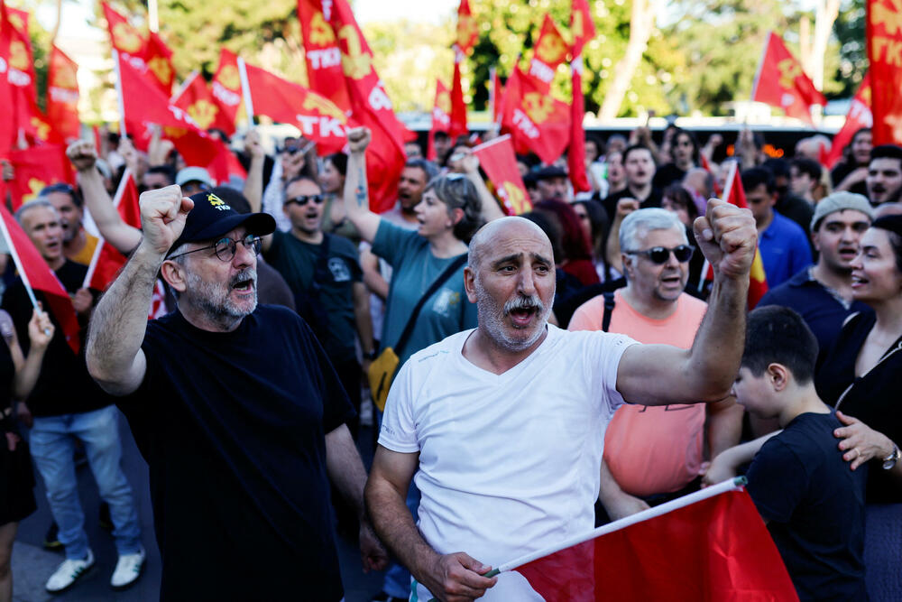 <p>Na odvojenom protestu koji je organizovala Komunistička partija Turske (TKP), stotine ljudi marširale su od istanbulskog trga Taksim do Dolmabahčea. U okrugu Kadikoj održana su i dva odvojena protesta u organizaciji ljevičarskih grupa. Uprkos velikom prisustvu policije, tokom protesta u Istanbulu nije bilo sukoba</p>