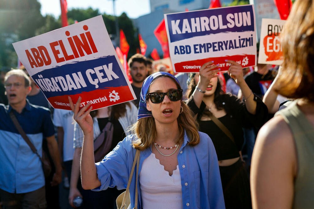 <p>Na odvojenom protestu koji je organizovala Komunistička partija Turske (TKP), stotine ljudi marširale su od istanbulskog trga Taksim do Dolmabahčea. U okrugu Kadikoj održana su i dva odvojena protesta u organizaciji ljevičarskih grupa. Uprkos velikom prisustvu policije, tokom protesta u Istanbulu nije bilo sukoba</p>