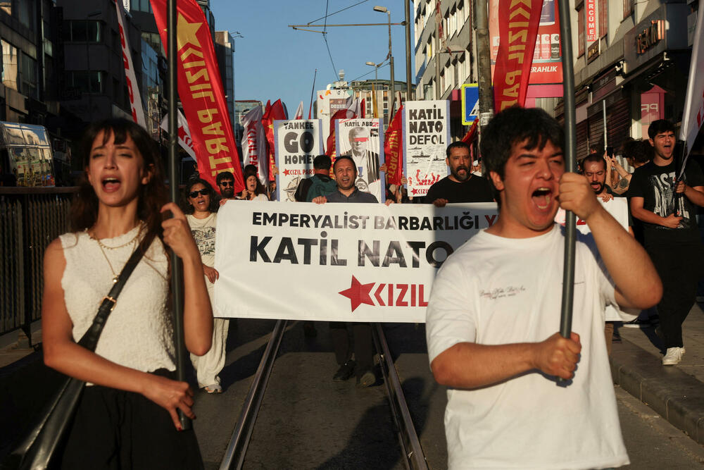 <p>Na odvojenom protestu koji je organizovala Komunistička partija Turske (TKP), stotine ljudi marširale su od istanbulskog trga Taksim do Dolmabahčea. U okrugu Kadikoj održana su i dva odvojena protesta u organizaciji ljevičarskih grupa. Uprkos velikom prisustvu policije, tokom protesta u Istanbulu nije bilo sukoba</p>
