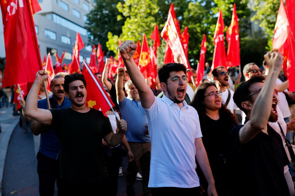 <p>Na odvojenom protestu koji je organizovala Komunistička partija Turske (TKP), stotine ljudi marširale su od istanbulskog trga Taksim do Dolmabahčea. U okrugu Kadikoj održana su i dva odvojena protesta u organizaciji ljevičarskih grupa. Uprkos velikom prisustvu policije, tokom protesta u Istanbulu nije bilo sukoba</p>