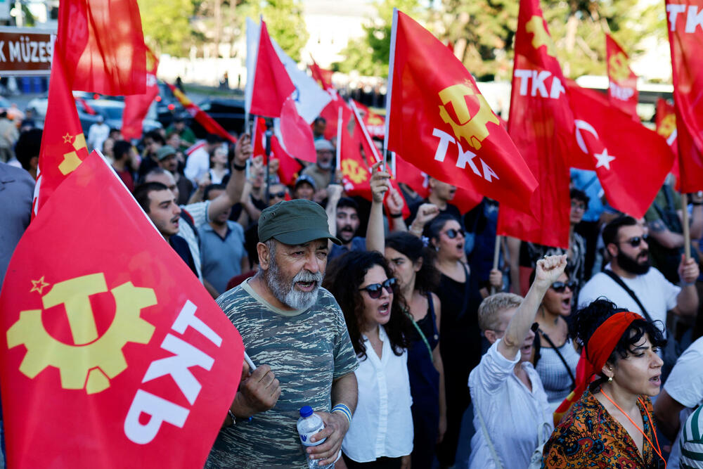 <p>Na odvojenom protestu koji je organizovala Komunistička partija Turske (TKP), stotine ljudi marširale su od istanbulskog trga Taksim do Dolmabahčea. U okrugu Kadikoj održana su i dva odvojena protesta u organizaciji ljevičarskih grupa. Uprkos velikom prisustvu policije, tokom protesta u Istanbulu nije bilo sukoba</p>