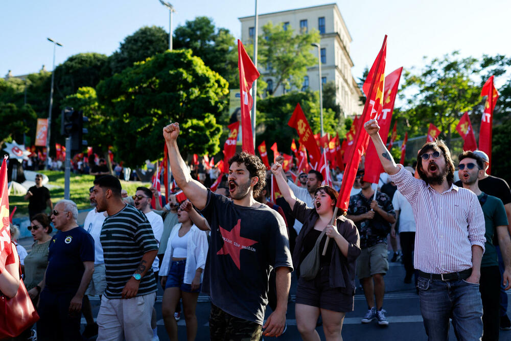 <p>Na odvojenom protestu koji je organizovala Komunistička partija Turske (TKP), stotine ljudi marširale su od istanbulskog trga Taksim do Dolmabahčea. U okrugu Kadikoj održana su i dva odvojena protesta u organizaciji ljevičarskih grupa. Uprkos velikom prisustvu policije, tokom protesta u Istanbulu nije bilo sukoba</p>
