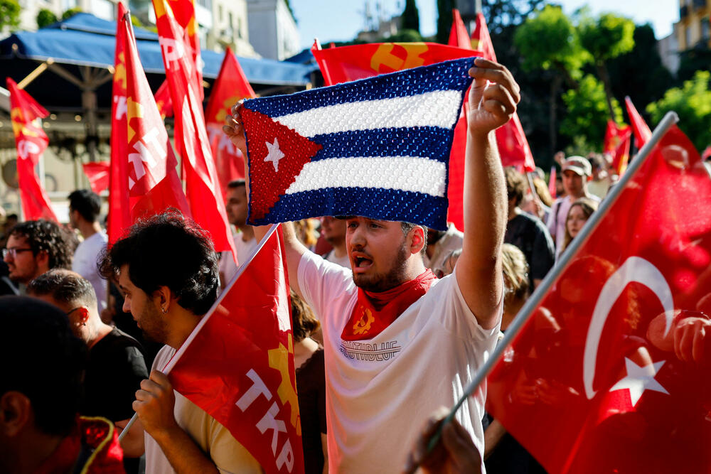 <p>Na odvojenom protestu koji je organizovala Komunistička partija Turske (TKP), stotine ljudi marširale su od istanbulskog trga Taksim do Dolmabahčea. U okrugu Kadikoj održana su i dva odvojena protesta u organizaciji ljevičarskih grupa. Uprkos velikom prisustvu policije, tokom protesta u Istanbulu nije bilo sukoba</p>