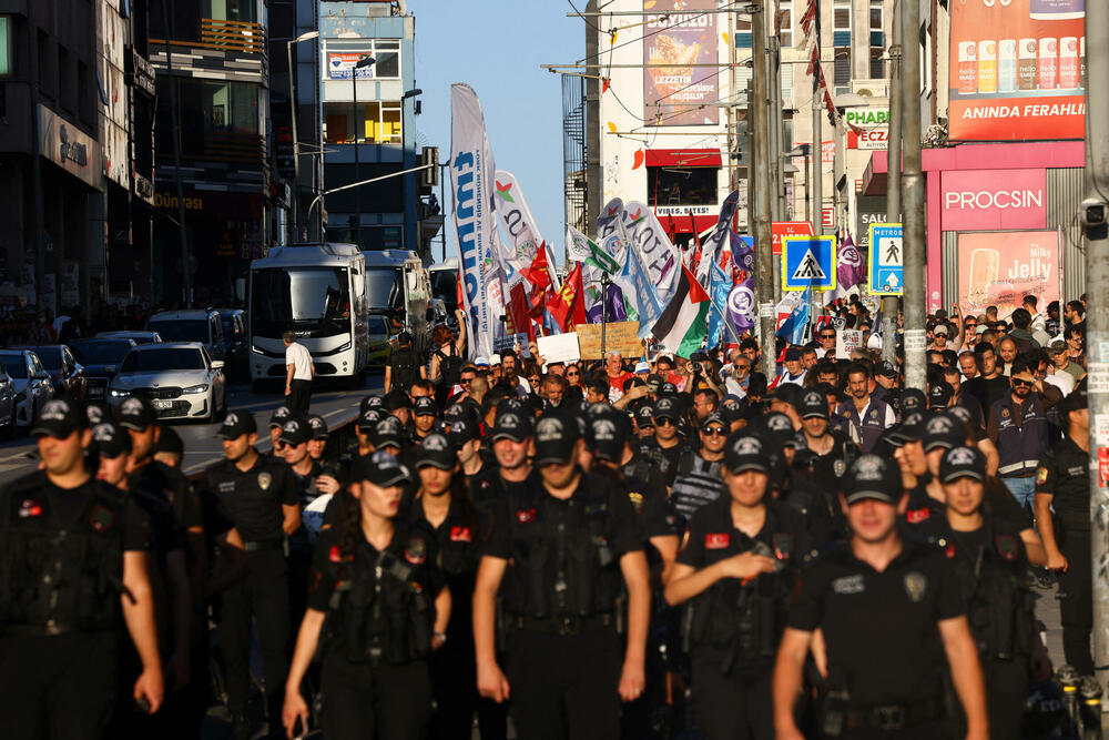 <p>Na odvojenom protestu koji je organizovala Komunistička partija Turske (TKP), stotine ljudi marširale su od istanbulskog trga Taksim do Dolmabahčea. U okrugu Kadikoj održana su i dva odvojena protesta u organizaciji ljevičarskih grupa. Uprkos velikom prisustvu policije, tokom protesta u Istanbulu nije bilo sukoba</p>
