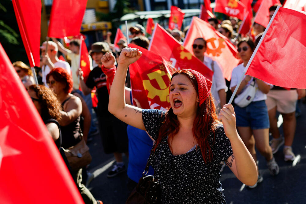 <p>Na odvojenom protestu koji je organizovala Komunistička partija Turske (TKP), stotine ljudi marširale su od istanbulskog trga Taksim do Dolmabahčea. U okrugu Kadikoj održana su i dva odvojena protesta u organizaciji ljevičarskih grupa. Uprkos velikom prisustvu policije, tokom protesta u Istanbulu nije bilo sukoba</p>