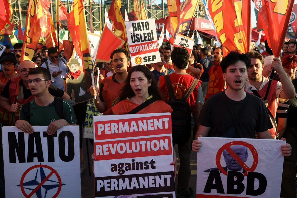 <p>Na odvojenom protestu koji je organizovala Komunistička partija Turske (TKP), stotine ljudi marširale su od istanbulskog trga Taksim do Dolmabahčea. U okrugu Kadikoj održana su i dva odvojena protesta u organizaciji ljevičarskih grupa. Uprkos velikom prisustvu policije, tokom protesta u Istanbulu nije bilo sukoba</p>