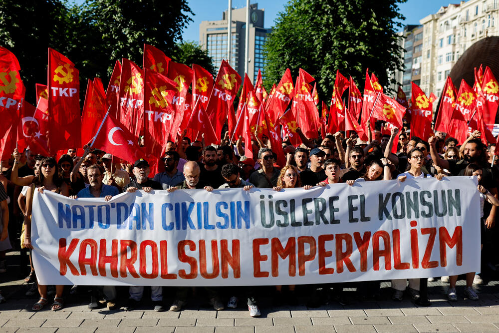 <p>Na odvojenom protestu koji je organizovala Komunistička partija Turske (TKP), stotine ljudi marširale su od istanbulskog trga Taksim do Dolmabahčea. U okrugu Kadikoj održana su i dva odvojena protesta u organizaciji ljevičarskih grupa. Uprkos velikom prisustvu policije, tokom protesta u Istanbulu nije bilo sukoba</p>