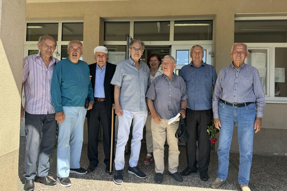 Šta je ovo, nema nikog od profesora: sedmorka ispred škole sa predstavnicom uprave, Foto: Jadranka Ćetković