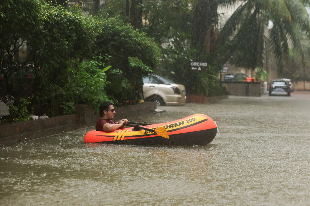 <p>Kiše su izazvale klizišta na autoputu koji povezuje Mumbai s Puneom, zbog čega je morao biti zatvoren, a saobraćaj između ta dva grada poremećen</p>