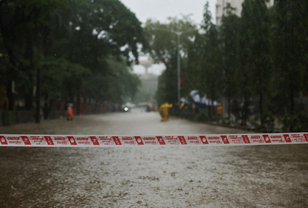 <p>Kiše su izazvale klizišta na autoputu koji povezuje Mumbai s Puneom, zbog čega je morao biti zatvoren, a saobraćaj između ta dva grada poremećen</p>
