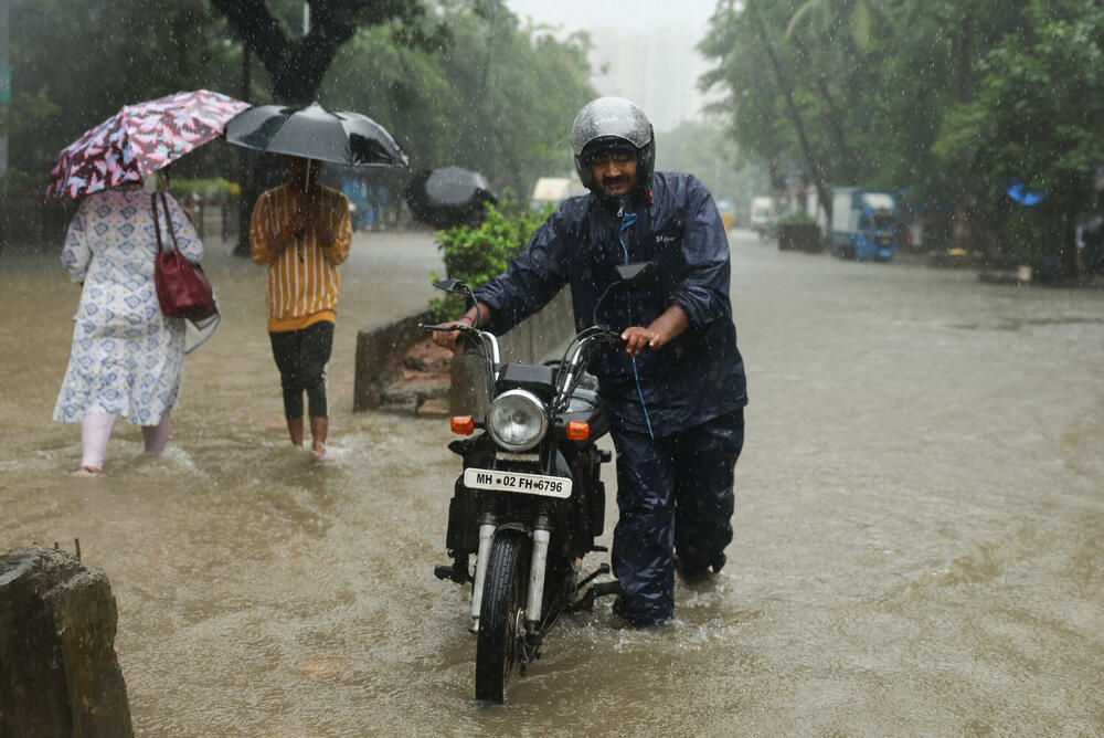 <p>Kiše su izazvale klizišta na autoputu koji povezuje Mumbai s Puneom, zbog čega je morao biti zatvoren, a saobraćaj između ta dva grada poremećen</p>