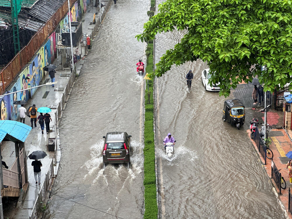 <p>Kiše su izazvale klizišta na autoputu koji povezuje Mumbai s Puneom, zbog čega je morao biti zatvoren, a saobraćaj između ta dva grada poremećen</p>