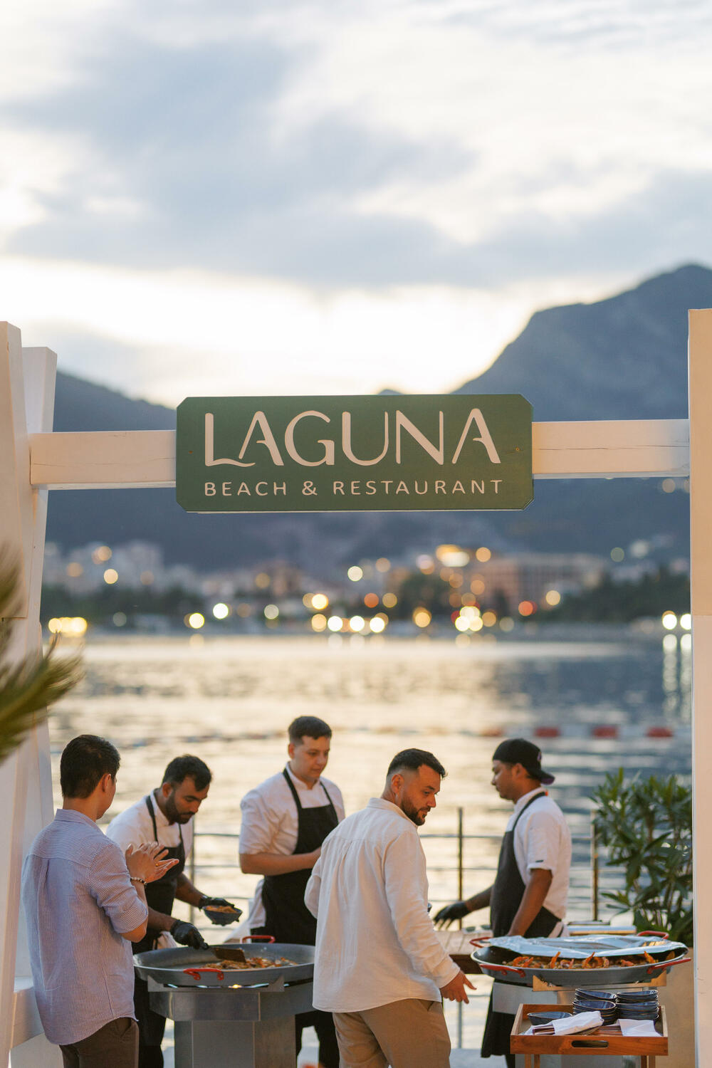 <p>Budva, Montenegro &ndash; Ovog ljeta, Laguna Beach & Restaurant priprema veče koje ima sve elemente događaja o kojem će se pričati: bijeli dress code, šampanjac, muziku, nastupe uživo, večeru uz more i plažu koja se, nakon zalaska sunca, pretvara u scenu za jednu od najatraktivnijih zabava sezone.</p>