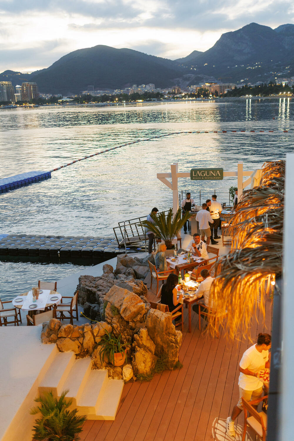 <p>Budva, Montenegro &ndash; Ovog ljeta, Laguna Beach & Restaurant priprema veče koje ima sve elemente događaja o kojem će se pričati: bijeli dress code, šampanjac, muziku, nastupe uživo, večeru uz more i plažu koja se, nakon zalaska sunca, pretvara u scenu za jednu od najatraktivnijih zabava sezone.</p>
