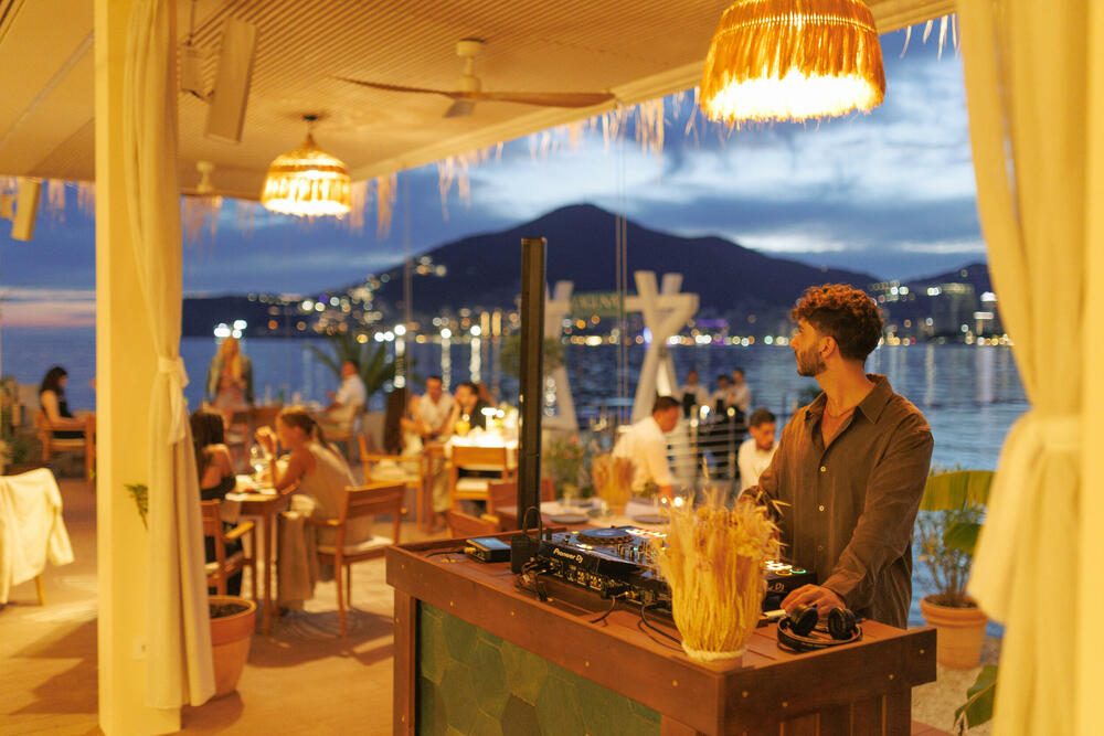 <p>Budva, Montenegro &ndash; Ovog ljeta, Laguna Beach & Restaurant priprema veče koje ima sve elemente događaja o kojem će se pričati: bijeli dress code, šampanjac, muziku, nastupe uživo, večeru uz more i plažu koja se, nakon zalaska sunca, pretvara u scenu za jednu od najatraktivnijih zabava sezone.</p>