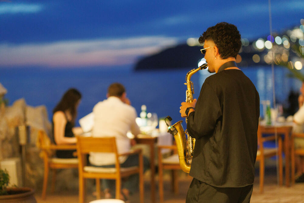 <p>Budva, Montenegro &ndash; Ovog ljeta, Laguna Beach & Restaurant priprema veče koje ima sve elemente događaja o kojem će se pričati: bijeli dress code, šampanjac, muziku, nastupe uživo, večeru uz more i plažu koja se, nakon zalaska sunca, pretvara u scenu za jednu od najatraktivnijih zabava sezone.</p>