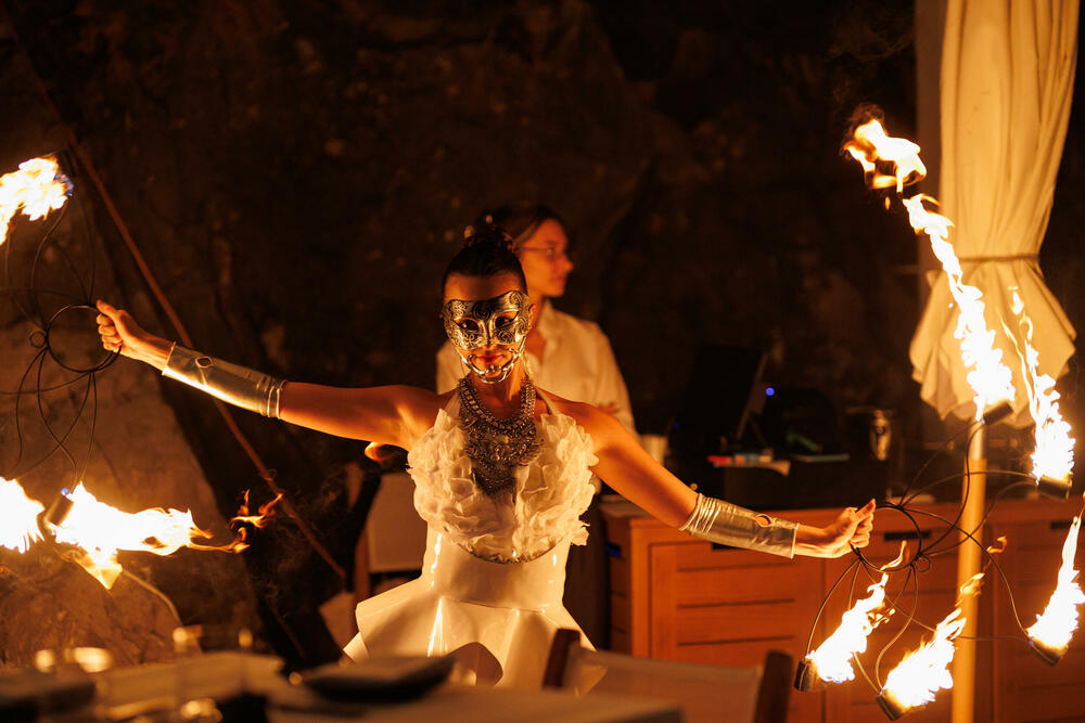 <p>Budva, Montenegro &ndash; Ovog ljeta, Laguna Beach & Restaurant priprema veče koje ima sve elemente događaja o kojem će se pričati: bijeli dress code, šampanjac, muziku, nastupe uživo, večeru uz more i plažu koja se, nakon zalaska sunca, pretvara u scenu za jednu od najatraktivnijih zabava sezone.</p>
