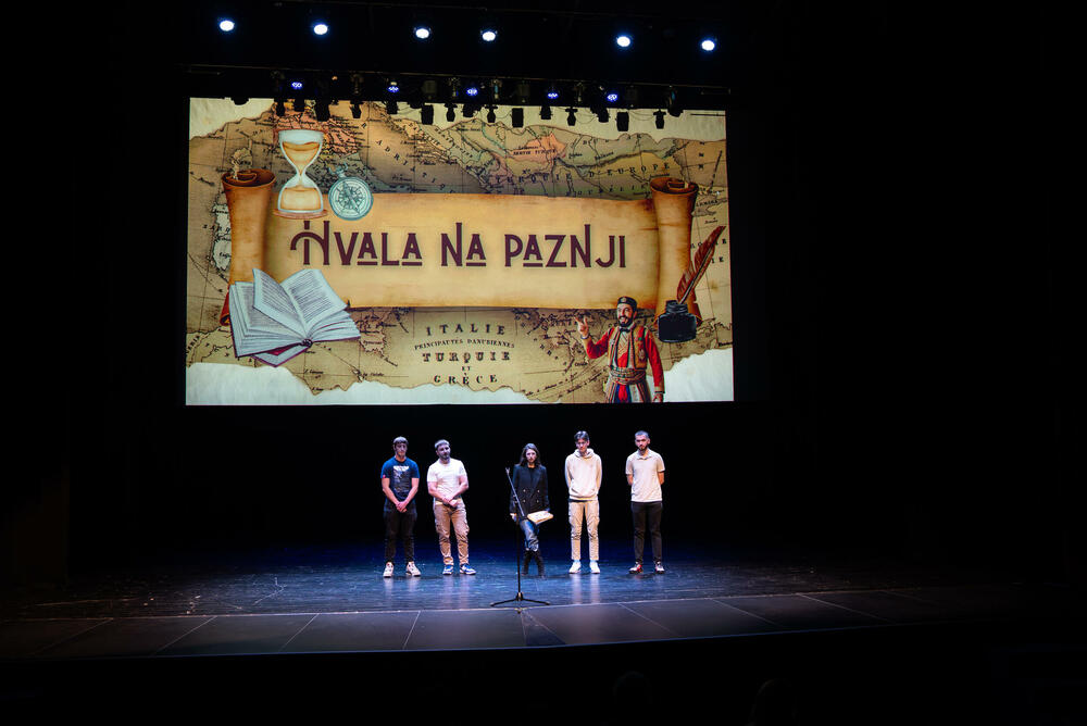 <p>Preduzetništvo više nije samo tema o kojoj djeca uče iz udžbenika. Po prvi put u istoriji Crne Gore, postalo je dio nastave u osnovnim školama, a prvi rezultati su nadmašili očekivanja. U jednoj školskoj godini, više od 900 učenika je razvijalo svoje poslovne ideje, a neke će nas predstavljati na najvećem evropskom takmičenju u Rigi.</p>