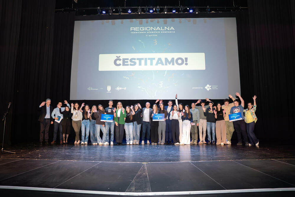 <p>Preduzetništvo više nije samo tema o kojoj djeca uče iz udžbenika. Po prvi put u istoriji Crne Gore, postalo je dio nastave u osnovnim školama, a prvi rezultati su nadmašili očekivanja. U jednoj školskoj godini, više od 900 učenika je razvijalo svoje poslovne ideje, a neke će nas predstavljati na najvećem evropskom takmičenju u Rigi.</p>