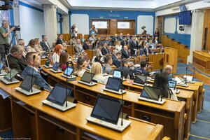 Poslanici danas odlučuju o pokretanju izmjena Ustava &ndash; prenos na...