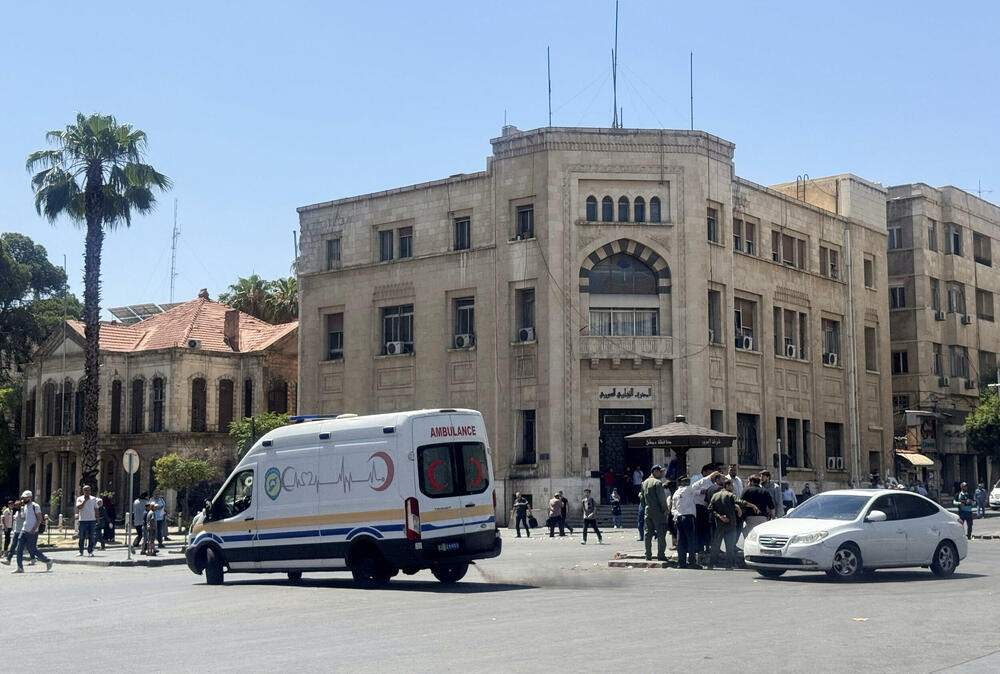 <p>Sirijske vlasti saopštile su da je u eksplozijama ranjeno 18 ljudi, što je zasjenilo prvu posjetu jednog šefa države članice Evropske unije (EU) Siriji otkako je Ahmed al-Šara 2024. svrgnuo Bašara al-Asada, i ukazalo na to da bezbjednosne prijetnje u zemlji i dalje traju</p>