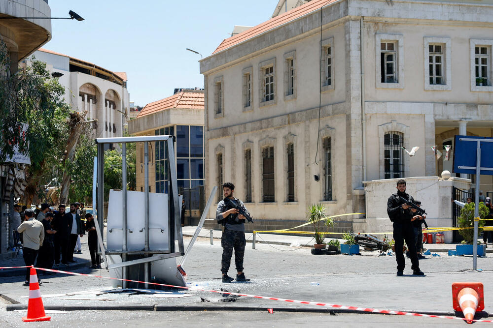 <p>Sirijske vlasti saopštile su da je u eksplozijama ranjeno 18 ljudi, što je zasjenilo prvu posjetu jednog šefa države članice Evropske unije (EU) Siriji otkako je Ahmed al-Šara 2024. svrgnuo Bašara al-Asada, i ukazalo na to da bezbjednosne prijetnje u zemlji i dalje traju</p>