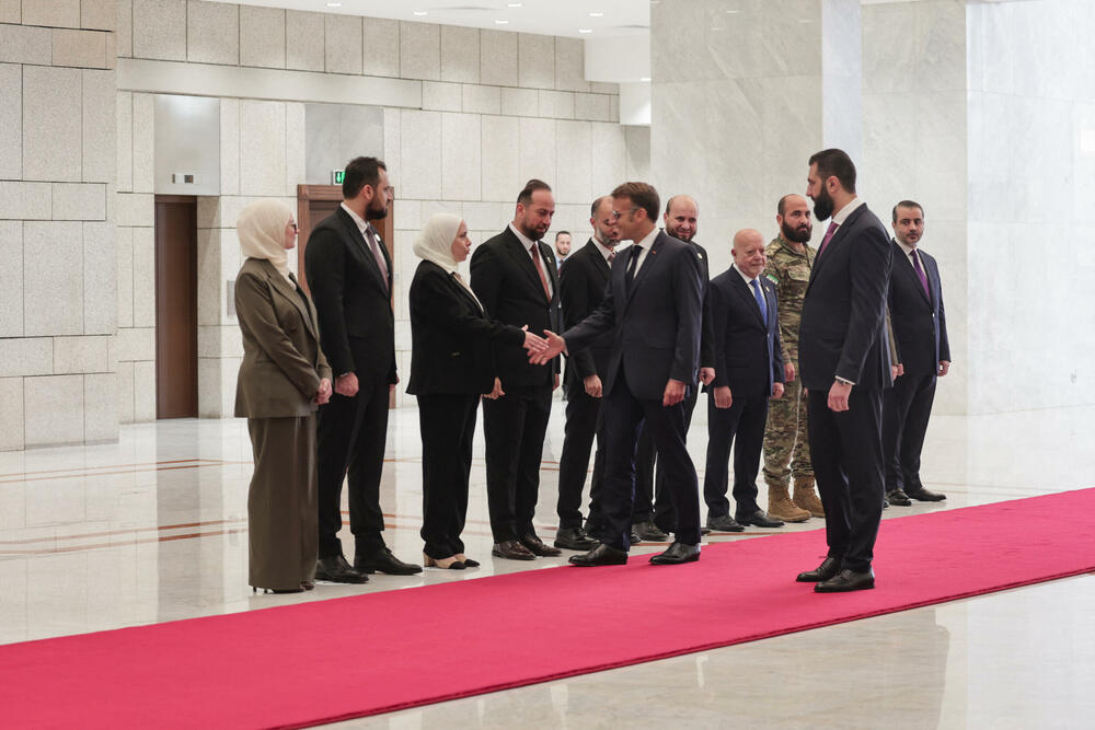 <p>Sirijske vlasti saopštile su da je u eksplozijama ranjeno 18 ljudi, što je zasjenilo prvu posjetu jednog šefa države članice Evropske unije (EU) Siriji otkako je Ahmed al-Šara 2024. svrgnuo Bašara al-Asada, i ukazalo na to da bezbjednosne prijetnje u zemlji i dalje traju</p>