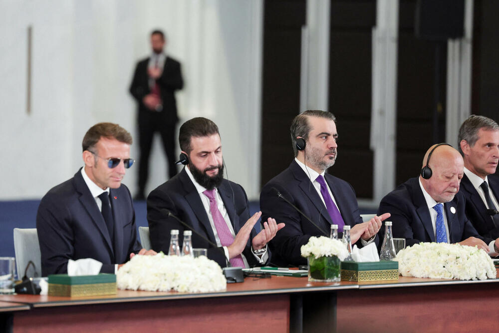 <p>Sirijske vlasti saopštile su da je u eksplozijama ranjeno 18 ljudi, što je zasjenilo prvu posjetu jednog šefa države članice Evropske unije (EU) Siriji otkako je Ahmed al-Šara 2024. svrgnuo Bašara al-Asada, i ukazalo na to da bezbjednosne prijetnje u zemlji i dalje traju</p>