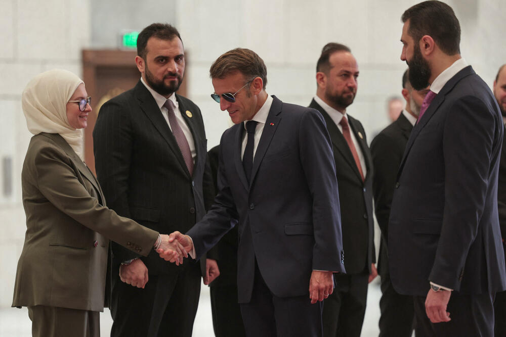 <p>Sirijske vlasti saopštile su da je u eksplozijama ranjeno 18 ljudi, što je zasjenilo prvu posjetu jednog šefa države članice Evropske unije (EU) Siriji otkako je Ahmed al-Šara 2024. svrgnuo Bašara al-Asada, i ukazalo na to da bezbjednosne prijetnje u zemlji i dalje traju</p>