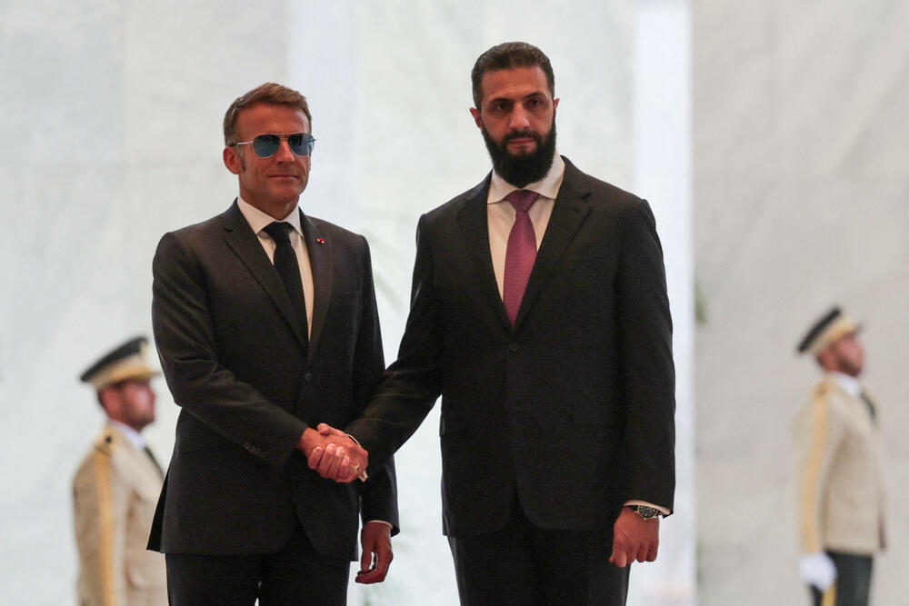 <p>Sirijske vlasti saopštile su da je u eksplozijama ranjeno 18 ljudi, što je zasjenilo prvu posjetu jednog šefa države članice Evropske unije (EU) Siriji otkako je Ahmed al-Šara 2024. svrgnuo Bašara al-Asada, i ukazalo na to da bezbjednosne prijetnje u zemlji i dalje traju</p>