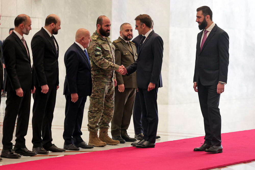 <p>Sirijske vlasti saopštile su da je u eksplozijama ranjeno 18 ljudi, što je zasjenilo prvu posjetu jednog šefa države članice Evropske unije (EU) Siriji otkako je Ahmed al-Šara 2024. svrgnuo Bašara al-Asada, i ukazalo na to da bezbjednosne prijetnje u zemlji i dalje traju</p>