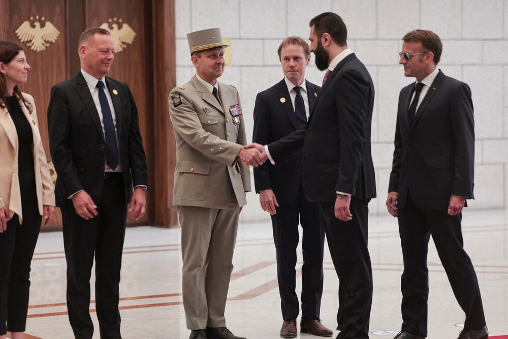 <p>Sirijske vlasti saopštile su da je u eksplozijama ranjeno 18 ljudi, što je zasjenilo prvu posjetu jednog šefa države članice Evropske unije (EU) Siriji otkako je Ahmed al-Šara 2024. svrgnuo Bašara al-Asada, i ukazalo na to da bezbjednosne prijetnje u zemlji i dalje traju</p>