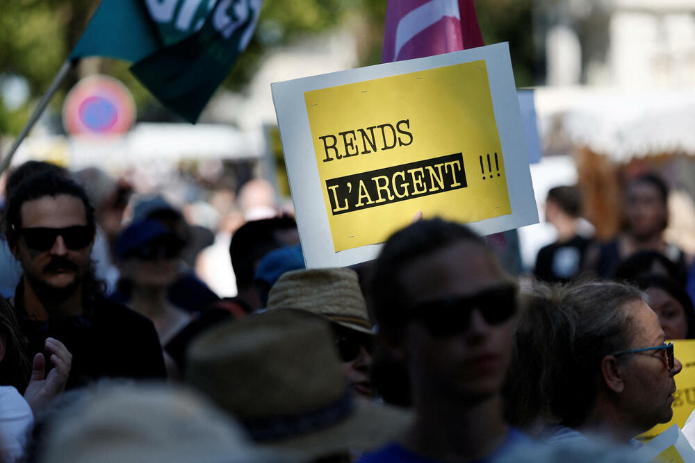Transparent sa natpisom 'Vrati novac' na skupu u Le Flešu