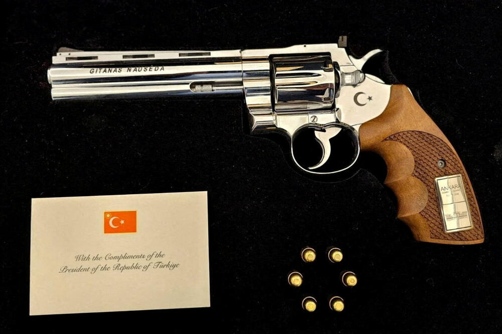 Revolver koji je na poklon dobio predsjednik Litvanije Gitanas Nauseda, Foto: Rojters
