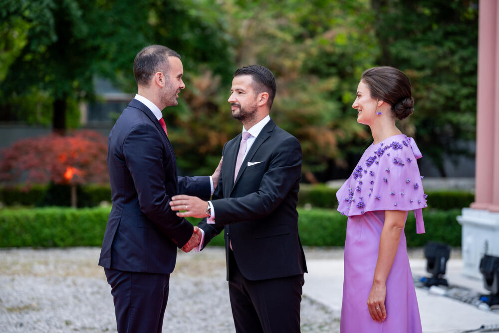 <p>&ldquo;Nikada ne smijemo odustati od države u kojoj se poštenje više isplati od prevare, znanje od poslušnosti, a odgovornost od političke podobnosti&rdquo;, poručio je Milatović</p>  <div contenteditable="false" tabindex="-1"> </div>