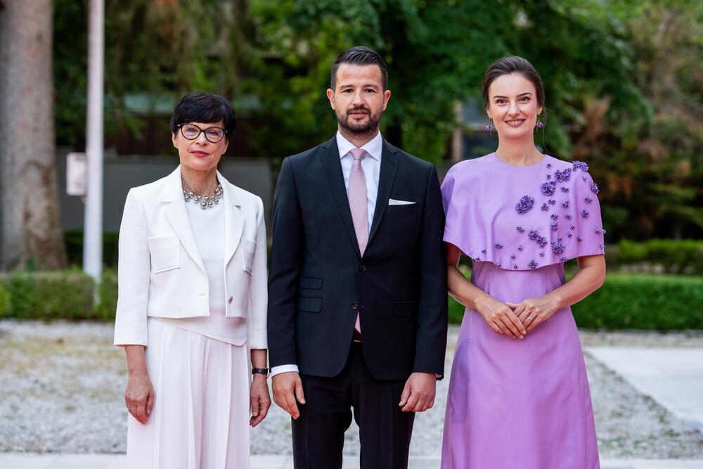 <p>&ldquo;Nikada ne smijemo odustati od države u kojoj se poštenje više isplati od prevare, znanje od poslušnosti, a odgovornost od političke podobnosti&rdquo;, poručio je Milatović</p>  <div contenteditable="false" tabindex="-1"> </div>