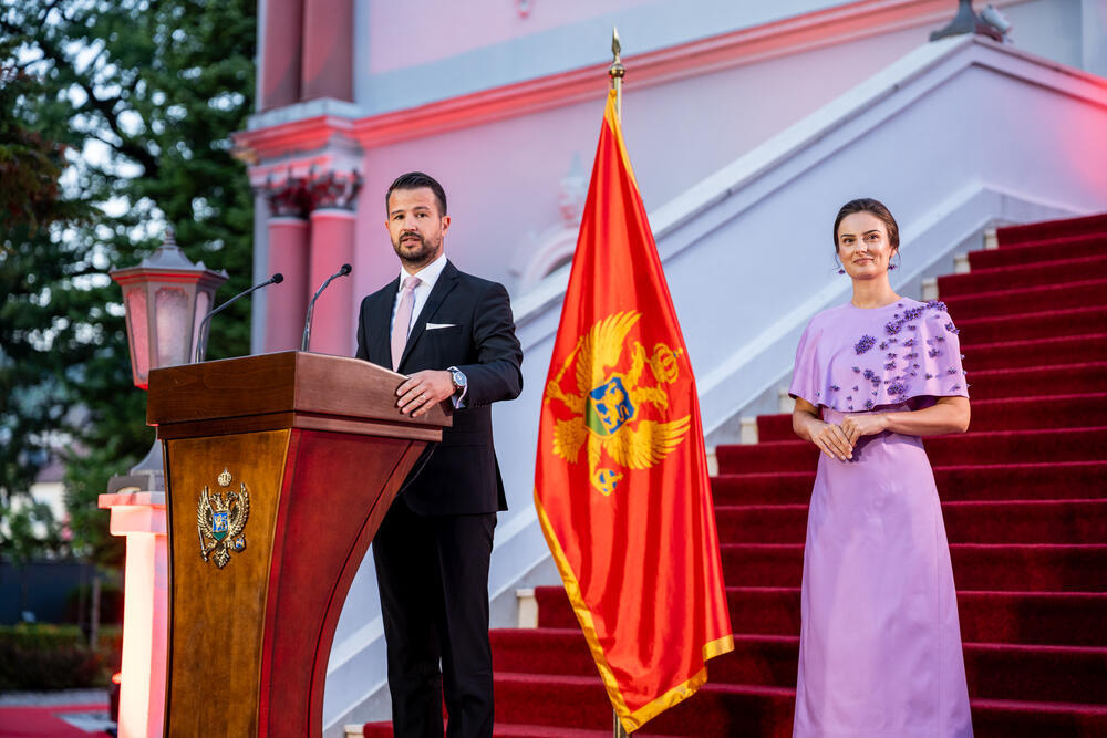 <p>&ldquo;Nikada ne smijemo odustati od države u kojoj se poštenje više isplati od prevare, znanje od poslušnosti, a odgovornost od političke podobnosti&rdquo;, poručio je Milatović</p>  <div contenteditable="false" tabindex="-1"> </div>