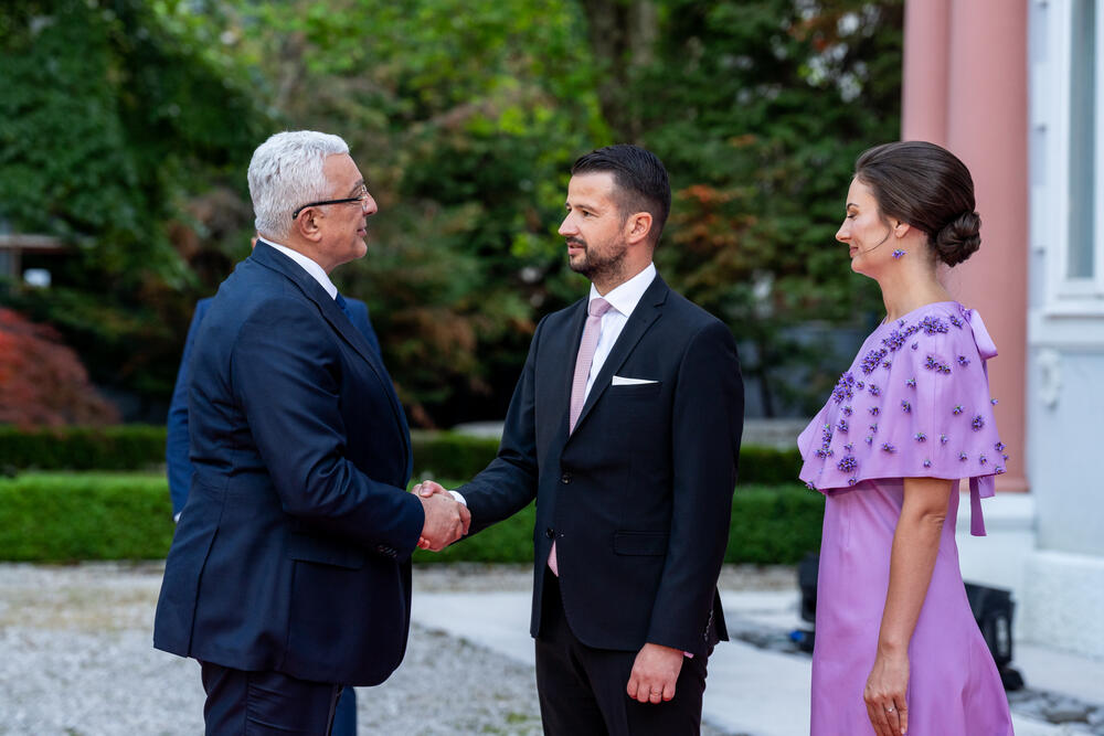 <p>&ldquo;Nikada ne smijemo odustati od države u kojoj se poštenje više isplati od prevare, znanje od poslušnosti, a odgovornost od političke podobnosti&rdquo;, poručio je Milatović</p>  <div contenteditable="false" tabindex="-1"> </div>