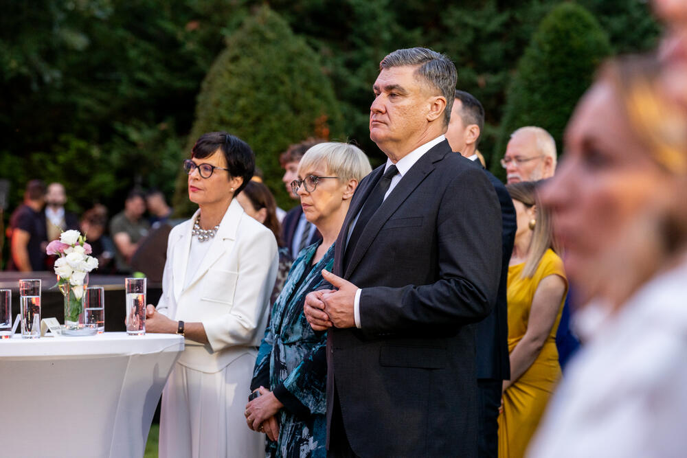 <p>&ldquo;Nikada ne smijemo odustati od države u kojoj se poštenje više isplati od prevare, znanje od poslušnosti, a odgovornost od političke podobnosti&rdquo;, poručio je Milatović</p>  <div contenteditable="false" tabindex="-1"> </div>